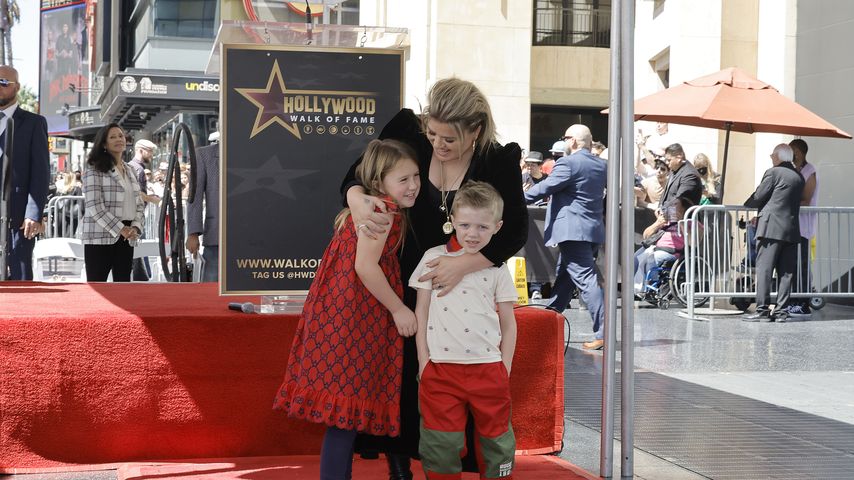 Mit ihren Kids: Kelly Clarkson strahlt auf dem roten Teppich