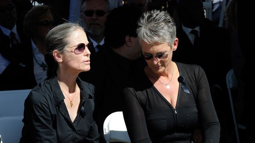Kelly Curtis und Jamie Lee Curtis bei der Beerdigung ihres Vaters Tony Curtis in Henderson, Nevada, am 4. Oktober 2010