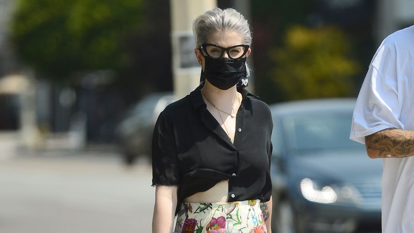 Luftiges Blumenoutfit: Kelly Osbourne zeigt ihren neuen Body