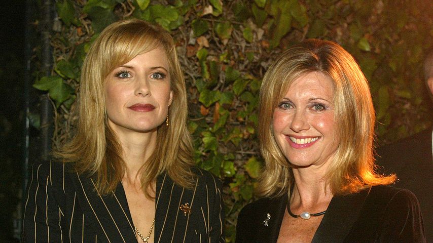 Kelly Preston und Olivia Newton-John bei einem Event, 2002