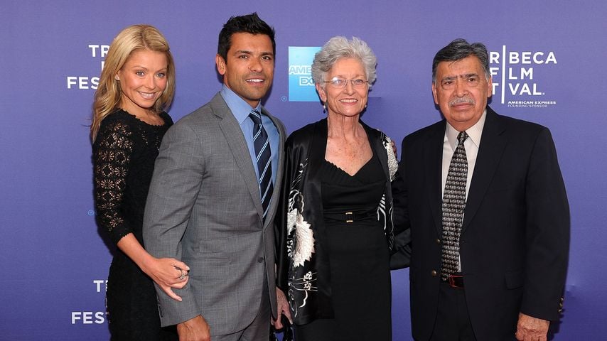 Kelly Ripa, Mark Consuelos, Camilla Consuelos und Saul Consuelos, Premiere von "Off the Rez" beim Tribeca Film Festival 2011