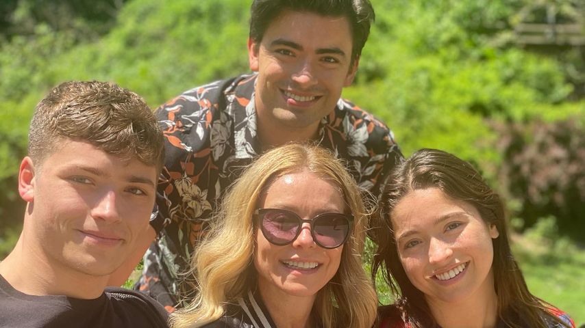Kelly Ripa (m) mit ihren Kindern, 2023