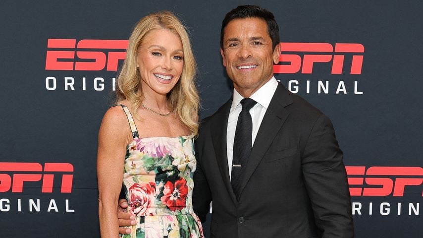 Kelly Ripa und Mark Consuelos bei der Premiere von ESPNs "Running With The Wolves" in New York City am 23. Juli 2025