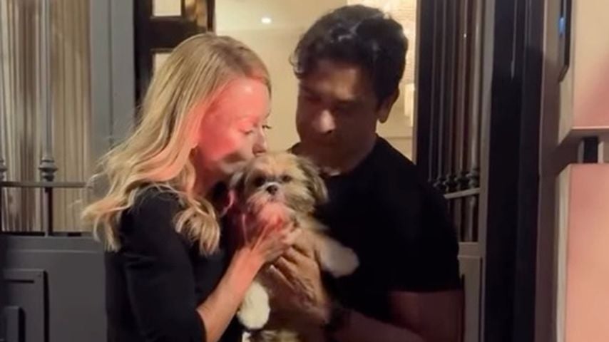 Kelly Ripa und Mark Consuelos posieren mit ihrem Hund Javi