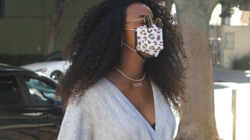 Geht's bald los? Kelly Rowland muss Babybauch schon stützen