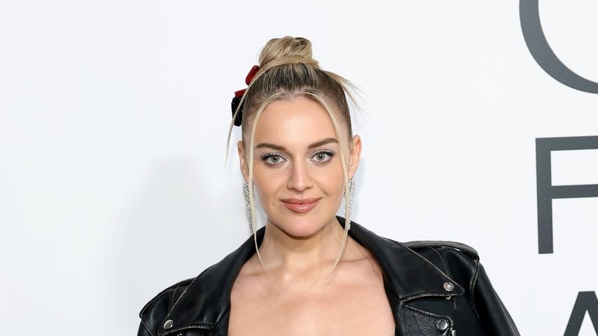 Sturz auf der Bühne: Kelsea Ballerini singt einfach weiter