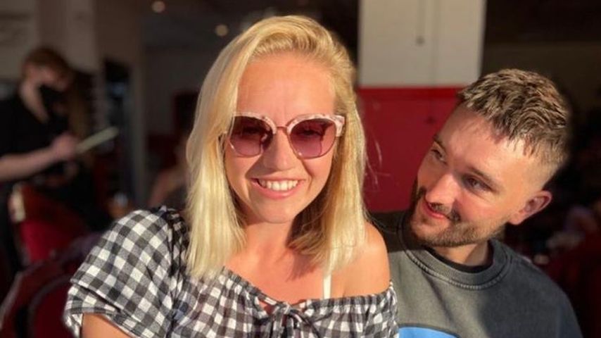 Die Schauspielerin Kelsey Parker mit ihrem Mann Tom Parker