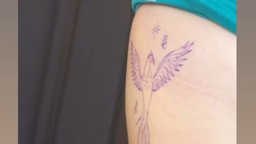 Kelsey Parker zeigt ihr Phoenix-Tattoo