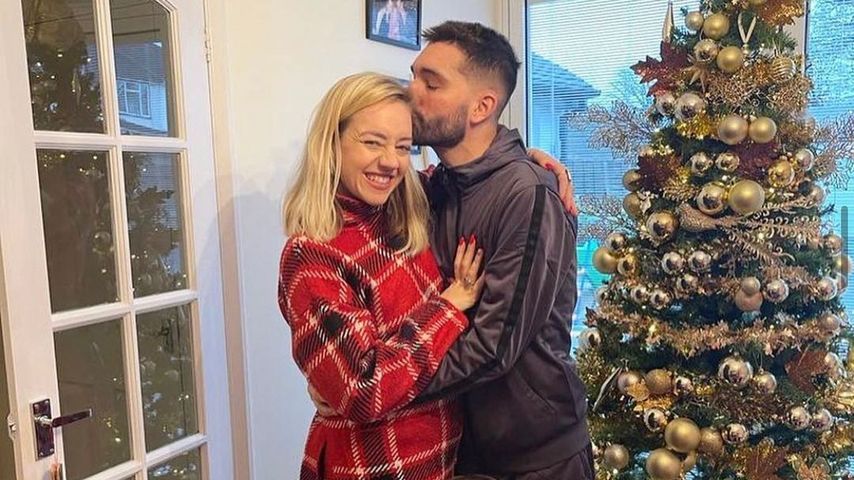 Kelsey und Tom Parker mit ihren Kindern an Weihnachten