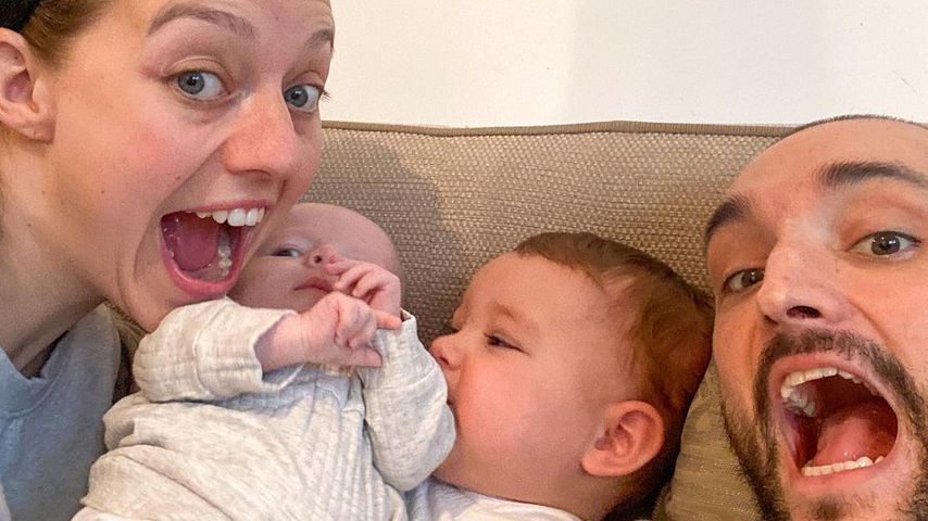 Kelsey und Tom Parker mit ihren zwei Kindern