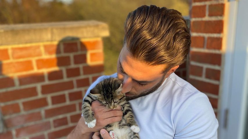 Kem Cetinay mit seiner Katze