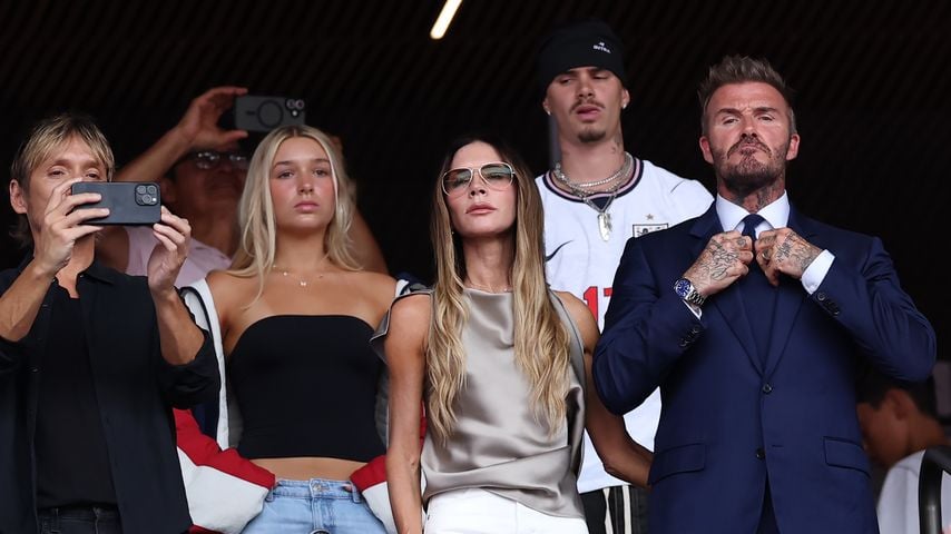 Ken Paves, Harper Beckham, Victoria Beckham, Romeo Beckham und David Beckham beim WM-Viertelfinale Norwegen gegen England in Miami Gardens