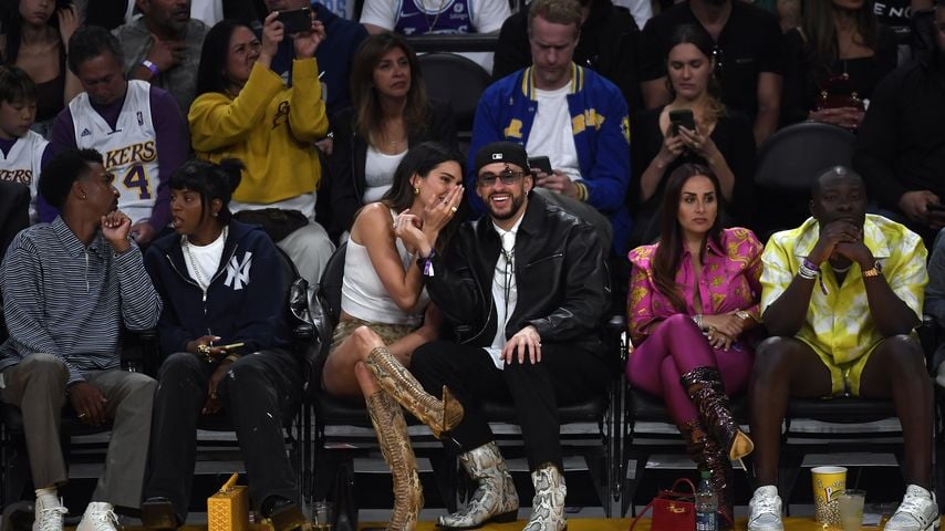 Kendall Jenner, Bad Bunny und Freunde während eines Basketballspiels