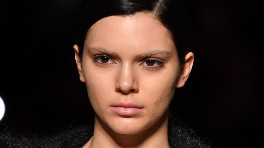 Geht die angeln? Kendall Jenner oben ohne in Ultra-Overknees