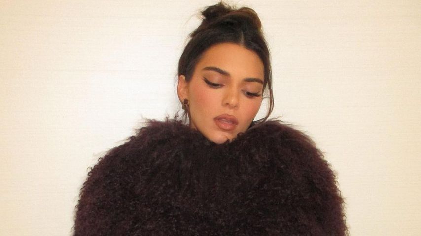 Sexy: Kendall Jenner zeigt Underboob im Kunstpelz-Cape