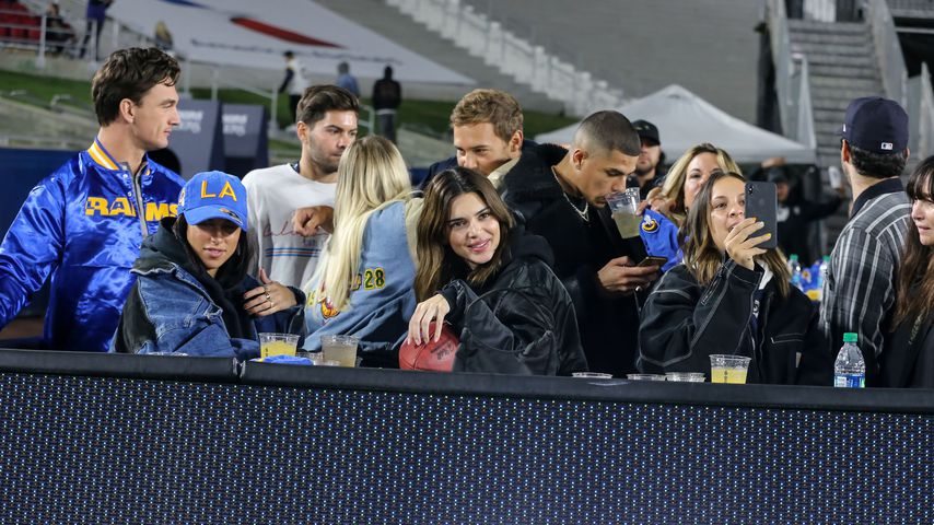 Kendall Jenner mit Freunden bei einem Football-Spiel in Los Angeles
