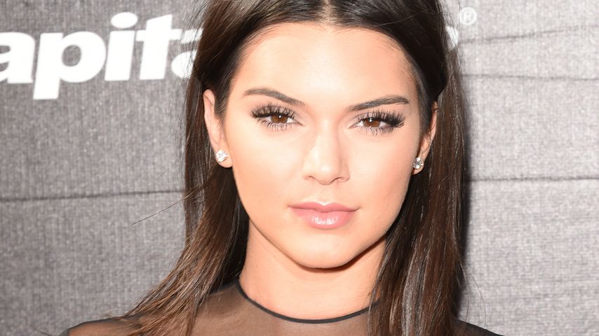 Bikini-Pic: Kendall Jenner spielt mit ihrem Bauch-Schmuck