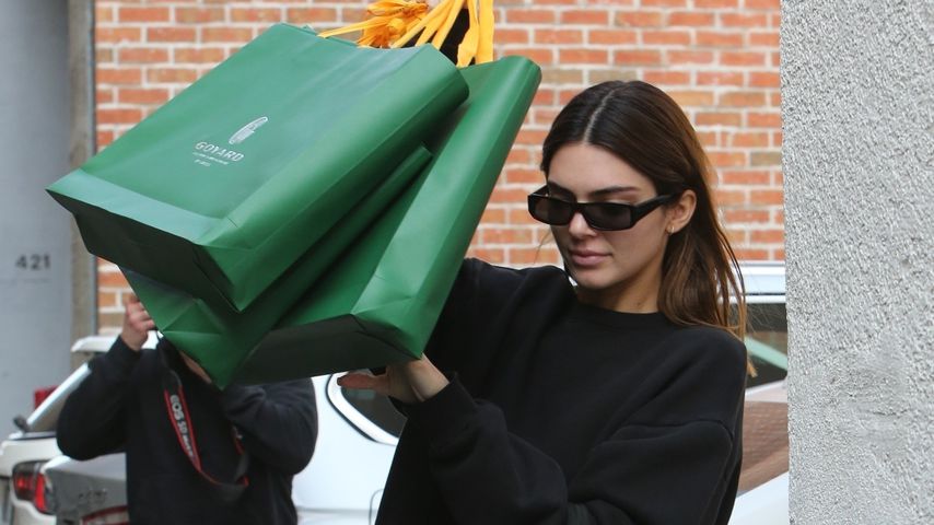 Xmas-Shopping: Für wen macht Kendall hier die Tüten voll?