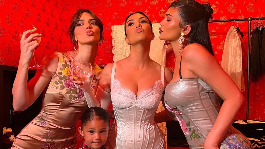 Fans vermuten erneut: Ist Kourtney Kardashian schwanger?