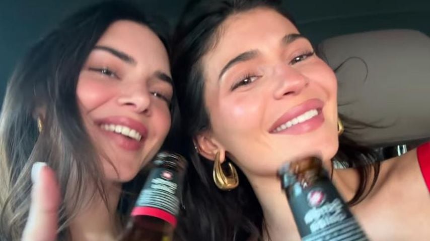 Kylie und Kendall Jenner werfen betrunken Steine ins Meer