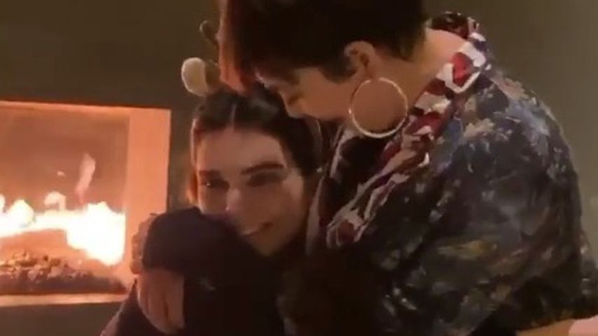 So lieb kuscheln Kendall und Kris Jenner an Thanksgiving