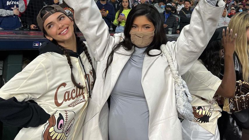 Kylie Jenner setzt Babybauch bei Softball-Spiel in Szene