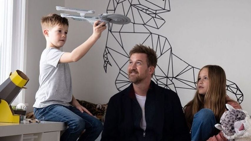 Kenneth Mitchell mit seiner Familie