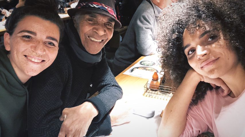 Kenny Lynch mit seinen Töchtern
