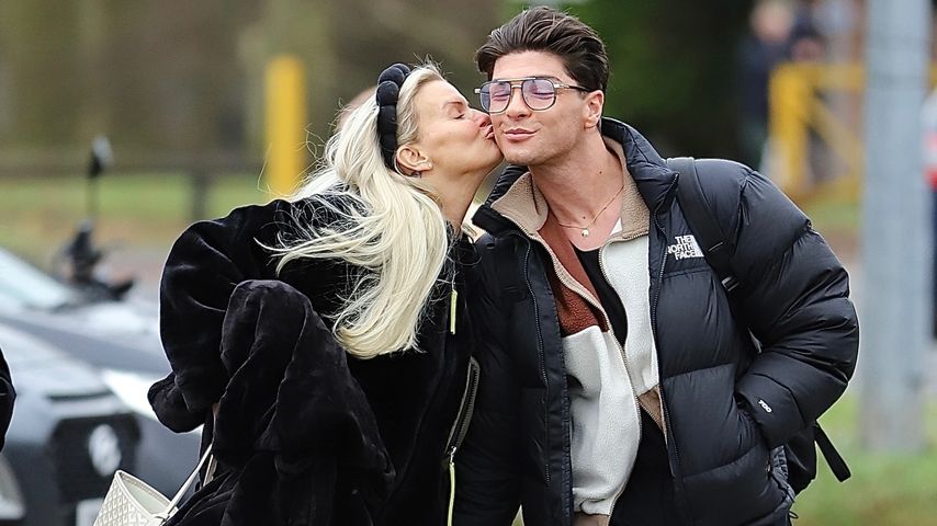 Kerry Katona und ihr "Cinderella"-Co-Star im Dezember 2024