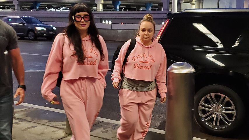 Sängerin Kesha mit einer Freundin