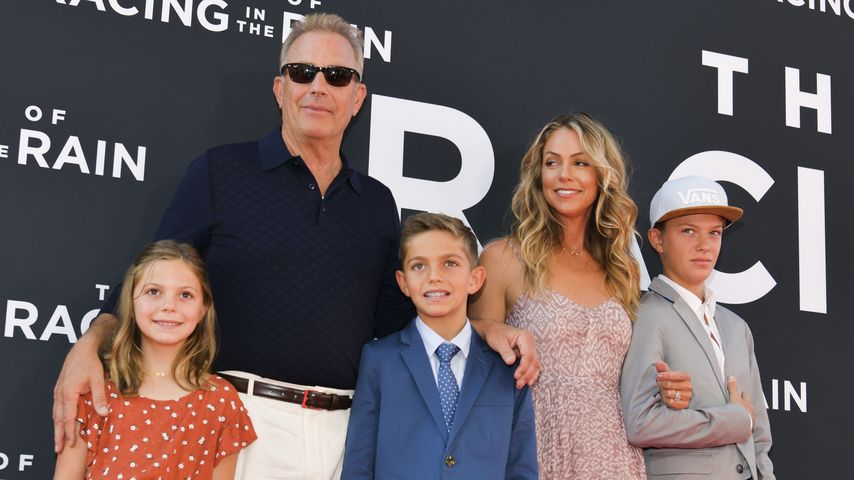 Kevin Costner mit seiner Frau Christine Baumgartner und den drei gemeinsamen Kindern