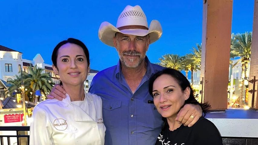 Kevin Costner mit einer Restaurantbesitzerin und ihrer Managerin