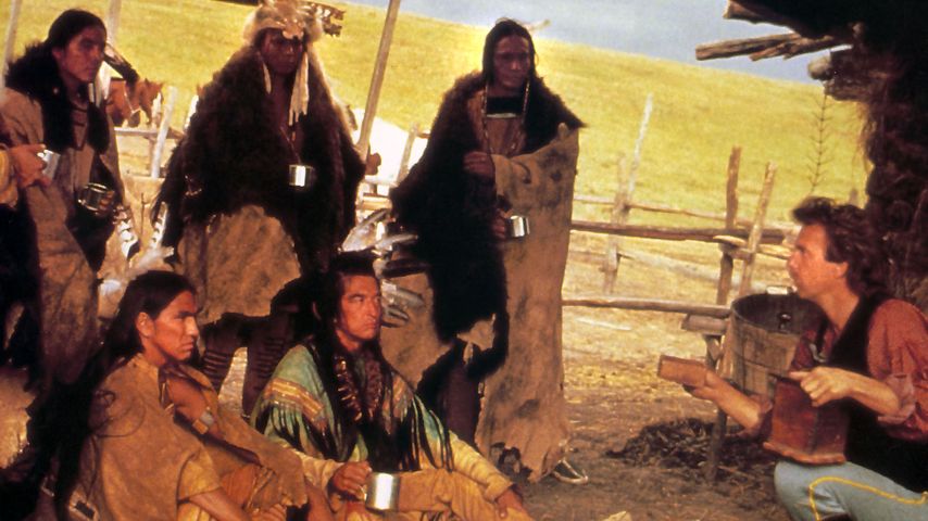 Kevin Costner (r.) mit den Sioux-Ureinwohnern in "Der mit dem Wolf tanzt"