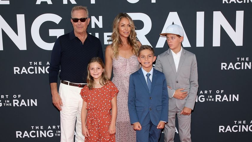 Kevin Costner und Christine Baumgartner mit ihren drei Kindern, 2019
