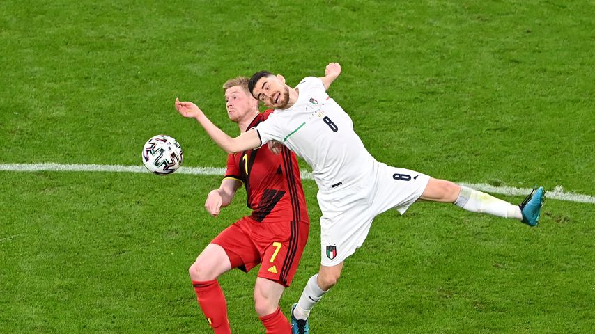 Kevin de Bruyne und Jorginho im Zweikampf