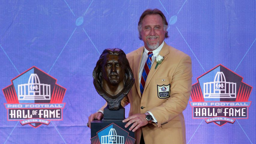 NFL-Legende Kevin Greene posiert mit seiner Bronze-Statue