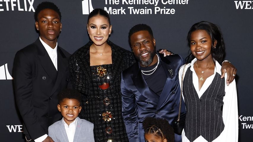 Kevin Hart nimmt Comedy-Preis mit gesamter Familie entgegen