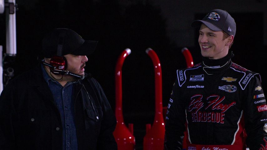 Kevin James als Kevin Gibson und Freddie Stroma als Jake in "The Crew", 2021