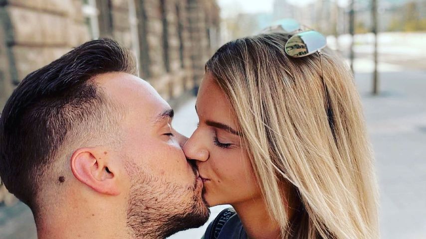 Kevin Jenewein und Pia-Sophie Remmel küssen sich
