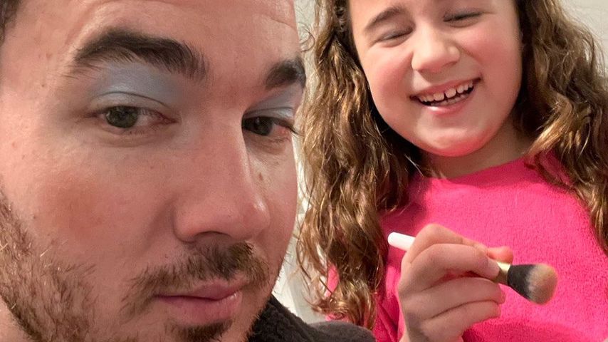 Süß! Kevin Jonas lässt sich von Töchterchen Alena schminken