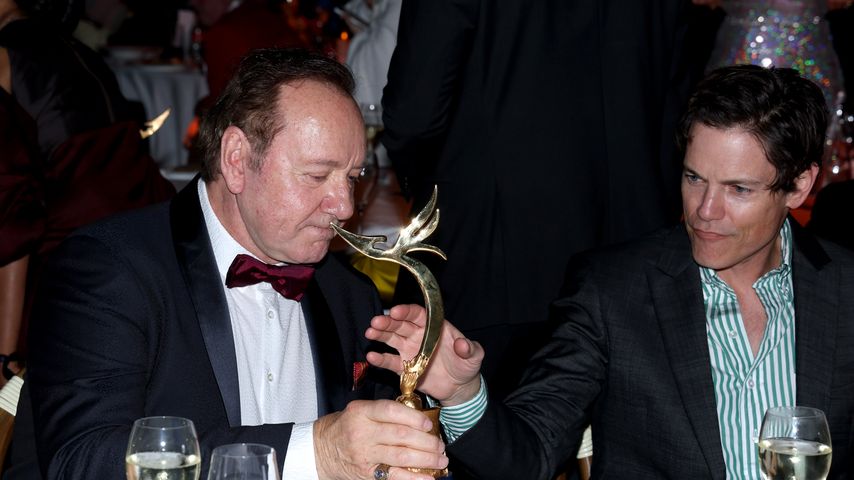 Kevin Spacey und Jaron Lowenstein bei der Better World Fund Gala 2025 in Cannes