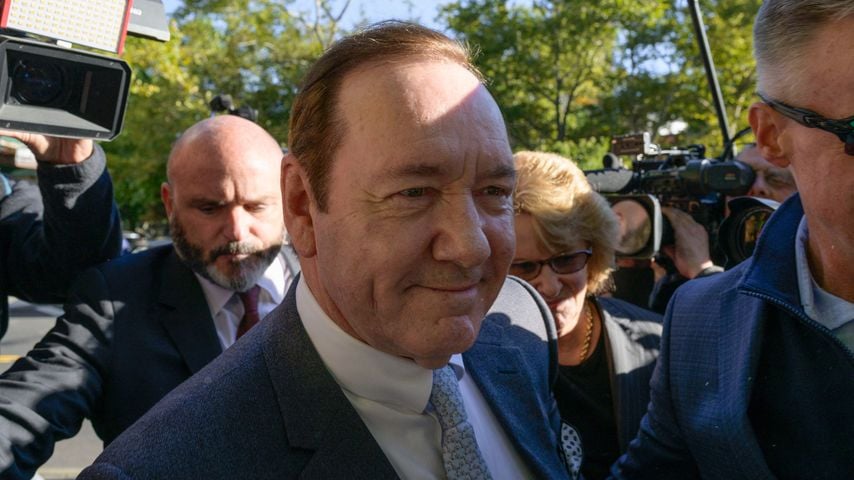 Kevin Spacey gut gelaunt auf dem Weg zum Gerichtsprozess