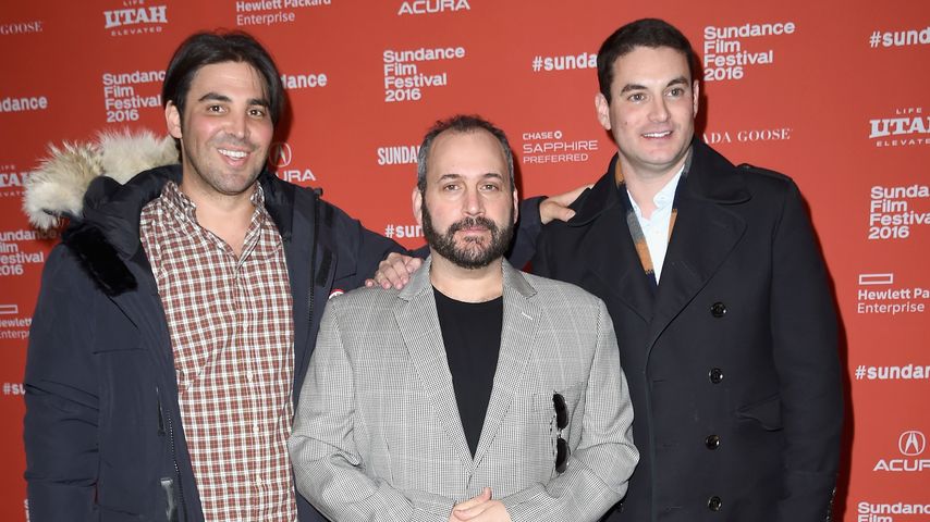 Kevin Turen (l.) mit weiteren Produzenten auf einer Premiere