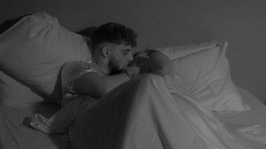 Kevin und Karina küssen sich bei "Make Love, Fake Love"