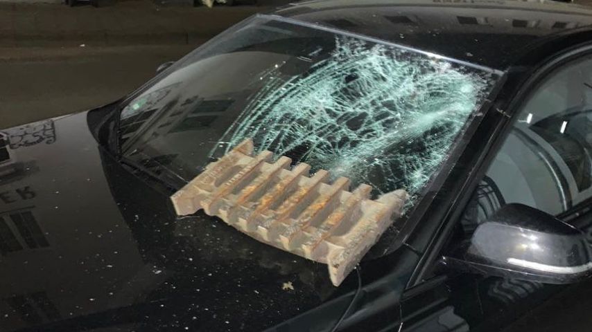 Kevin und Kathis beschädigtes Auto