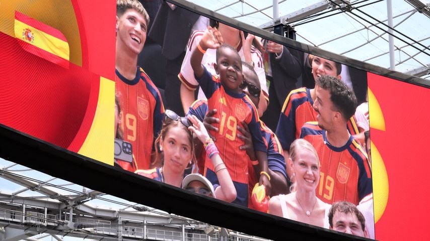 Keyne, Bruder von Lamine Yamal, wird während Spanien gegen Belgien auf dem Stadionbildschirm gezeigt