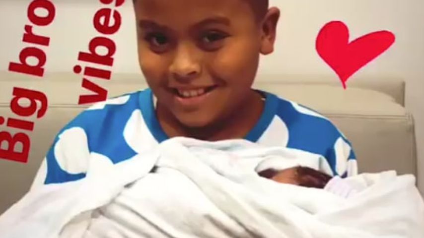 Keyshias Sohn Daniel mit ihrem neugeborenen Baby