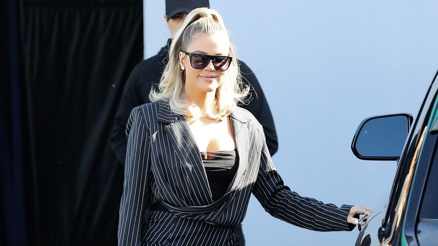 Sportlich-schick: Khloe Kardashian in Blazer und Sneakern