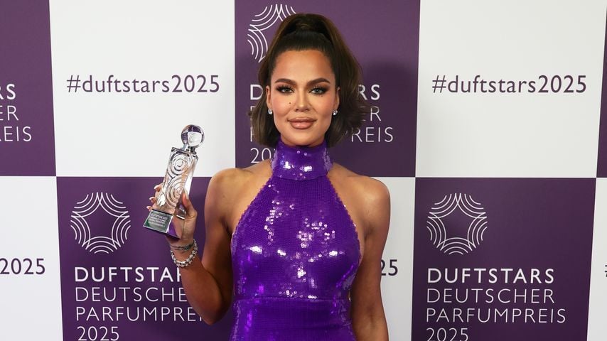 Bei den Duftstars 2025 in Düsseldorf: Khloé Kardashian mit ihrem Award
