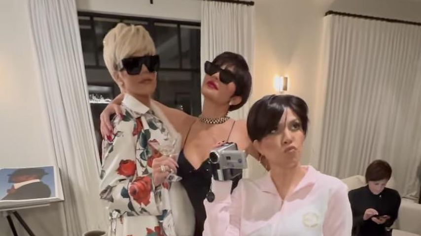 Khloé Kardashian, Kylie Jenner und Kourtney Kardashian als Kris Jenner verkleidet